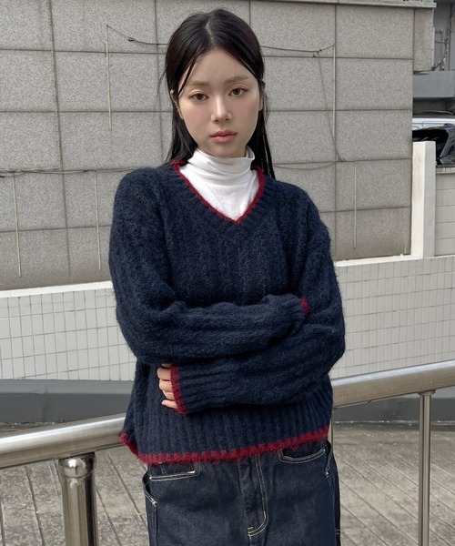 UNE MANSION(ユヌマンション)の「バイカラーステッチふわふわ編み込みVネックニット(ニット/セーター・レディース・グレー/ベージュ/ネイビー・FREE)」の16枚目の写真