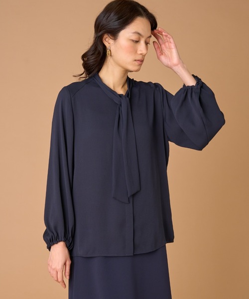 INED（イネド）の「バックサテンジョーゼット ボウタイブラウス（シャツ/ブラウス・レディース・サンドグレー/オフホワイト/ネイビー・7号/9号/11号）」の3枚目の写真
