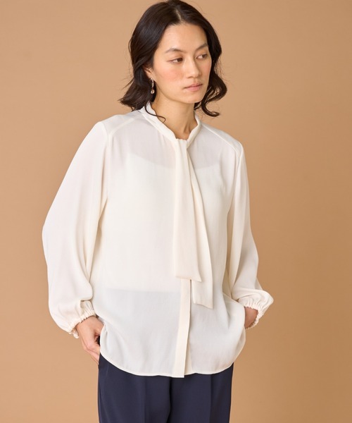 INED（イネド）の「バックサテンジョーゼット ボウタイブラウス（シャツ/ブラウス・レディース・サンドグレー/オフホワイト/ネイビー・7号/9号/11号）」の2枚目の写真