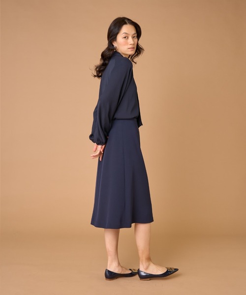 INED（イネド）の「バックサテンジョーゼット ボウタイブラウス（シャツ/ブラウス・レディース・サンドグレー/オフホワイト/ネイビー・7号/9号/11号）」の22枚目の写真