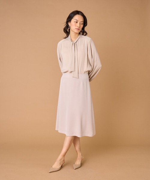 INED（イネド）の「バックサテンジョーゼット ボウタイブラウス（シャツ/ブラウス・レディース・サンドグレー/オフホワイト/ネイビー・7号/9号/11号）」の4枚目の写真