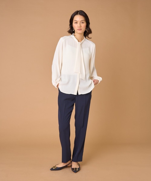 INED（イネド）の「バックサテンジョーゼット ボウタイブラウス（シャツ/ブラウス・レディース・サンドグレー/オフホワイト/ネイビー・7号/9号/11号）」の9枚目の写真