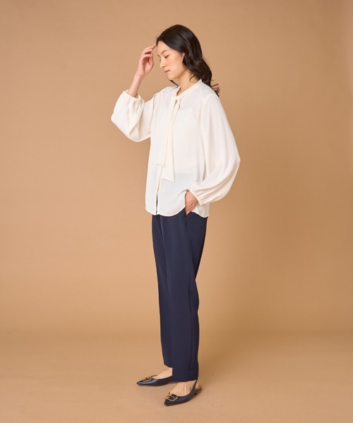 INED（イネド）の「バックサテンジョーゼット ボウタイブラウス（シャツ/ブラウス・レディース・サンドグレー/オフホワイト/ネイビー・7号/9号/11号）」の10枚目の写真