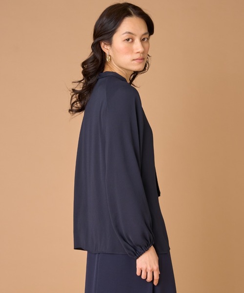 INED（イネド）の「バックサテンジョーゼット ボウタイブラウス（シャツ/ブラウス・レディース・サンドグレー/オフホワイト/ネイビー・7号/9号/11号）」の13枚目の写真