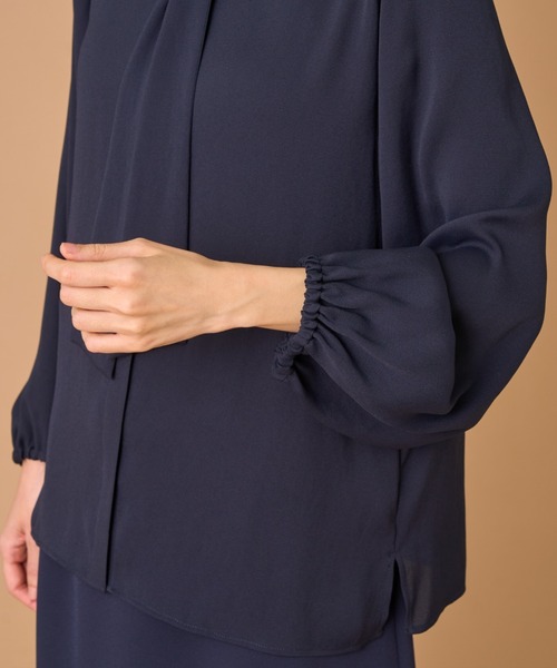 INED（イネド）の「バックサテンジョーゼット ボウタイブラウス（シャツ/ブラウス・レディース・サンドグレー/オフホワイト/ネイビー・7号/9号/11号）」の17枚目の写真