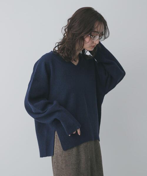 SENSE OF PLACE by URBAN RESEARCH（センスオブプレイスバイアーバンリサーチ）の「『洗濯可』サイドスリットVネックニット（ニット/セーター・レディース・ネイビー/チャコールグレー/アイボリー/ミント・ONE）」の4枚目の写真