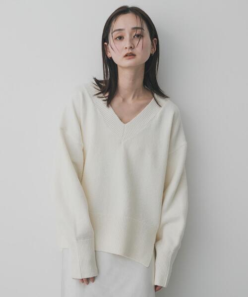 SENSE OF PLACE by URBAN RESEARCH（センスオブプレイスバイアーバンリサーチ）の「『洗濯可』サイドスリットVネックニット（ニット/セーター・レディース・ネイビー/チャコールグレー/アイボリー/ミント・ONE）」の2枚目の写真