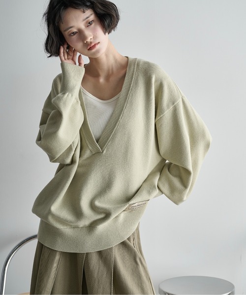 THE YOn(ザヨン)の「ディープVネックルーズニットトップス(ニット/セーター・レディース・グレー/セージグリーン/レッド/ベージュ・FREE)」の4枚目の写真