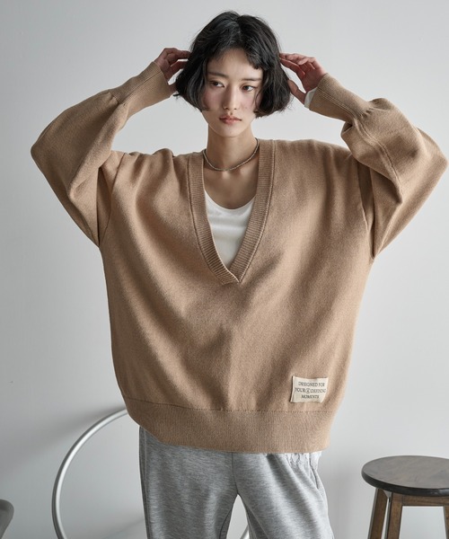 THE YOn(ザヨン)の「ディープVネックルーズニットトップス(ニット/セーター・レディース・グレー/セージグリーン/レッド/ベージュ・FREE)」の19枚目の写真