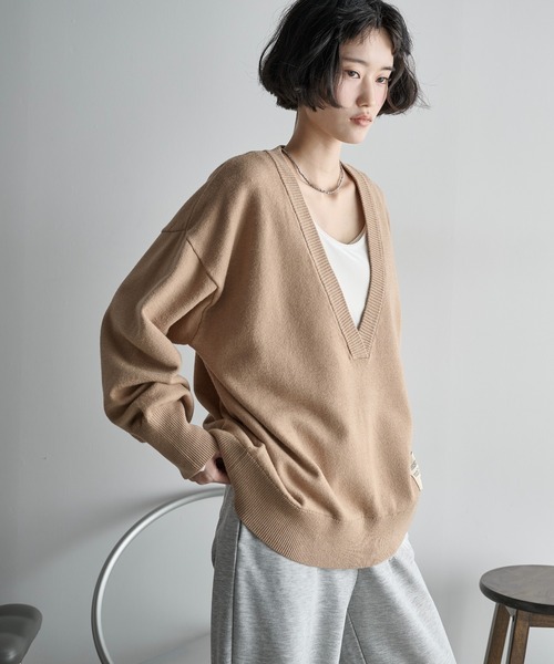 THE YOn(ザヨン)の「ディープVネックルーズニットトップス(ニット/セーター・レディース・グレー/セージグリーン/レッド/ベージュ・FREE)」の20枚目の写真