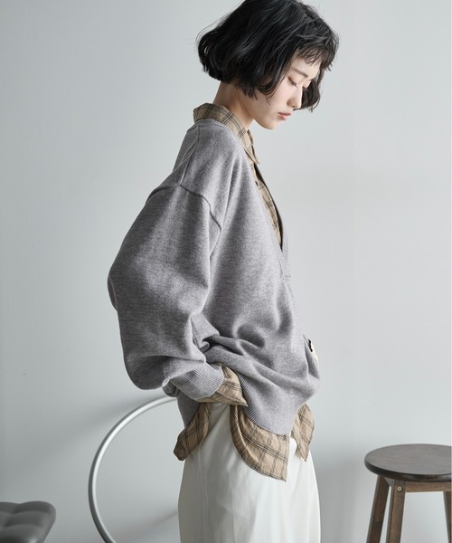 THE YOn(ザヨン)の「ディープVネックルーズニットトップス(ニット/セーター・レディース・グレー/セージグリーン/レッド/ベージュ・FREE)」の9枚目の写真