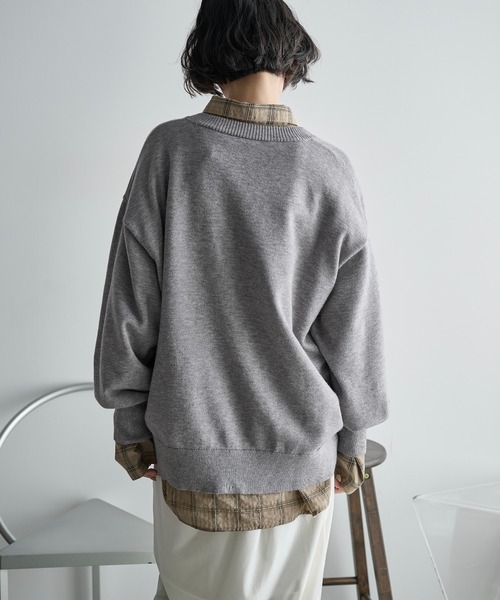 THE YOn(ザヨン)の「ディープVネックルーズニットトップス(ニット/セーター・レディース・グレー/セージグリーン/レッド/ベージュ・FREE)」の10枚目の写真