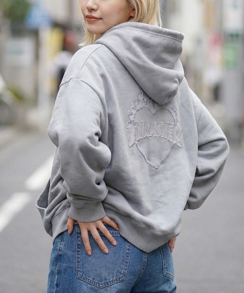 THRASHER(スラッシャー)の「【70】【THRASHER/スラッシャー】ピグメント加工 ダメージデニムロゴ 裏毛 ジップパーカー/ハートデザイン/ダブルジップ/ショート丈有り(パーカー・レディース・ブラウン/チャコールグレー/グレー/ピンク・FREE/M/L/XL)」の3枚目の写真