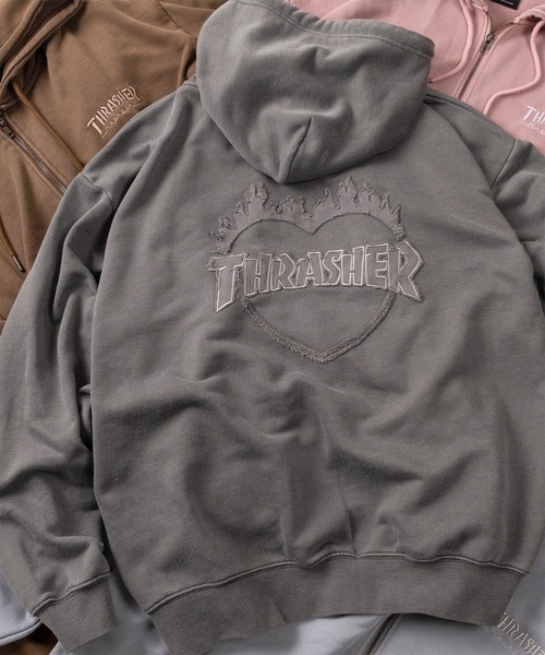 THRASHER(スラッシャー)の「【70】【THRASHER/スラッシャー】ピグメント加工 ダメージデニムロゴ 裏毛 ジップパーカー/ハートデザイン/ダブルジップ/ショート丈有り(パーカー・レディース・ブラウン/チャコールグレー/グレー/ピンク・FREE/M/L/XL)」の2枚目の写真