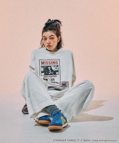 niko and...(ニコアンド)の「【STRANGER THINGS】コラボ アソートスウェットプルオーバー(スウェット・レディース・チャコール/ネイビー/ナチュラル/オフホワイト・LARGE/MEDIUM)」の5枚目の写真