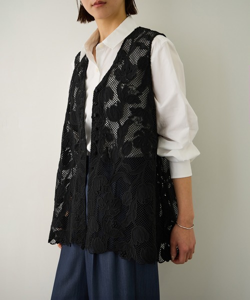 ROPE'（ロペ）の「エンブロイダリーフラワーレースジレ（ベスト・レディース・ブラック・FREE）」の4枚目の写真