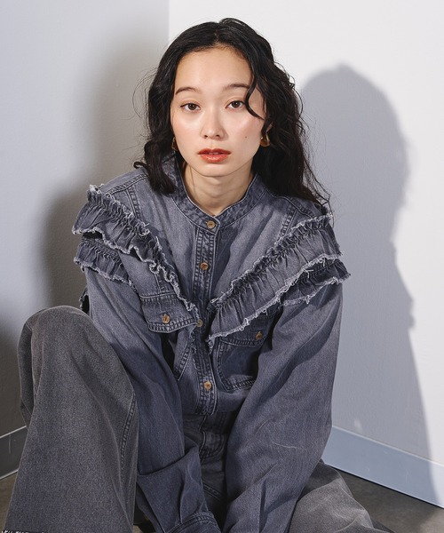 ROSE BUD（ローズバッド）の「FRILL DENIM SHIRTS（シャツ/ブラウス・レディース・ブラック/インディゴブルー・ONE SIZE）」の3枚目の写真