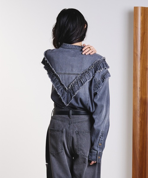 ROSE BUD（ローズバッド）の「FRILL DENIM SHIRTS（シャツ/ブラウス・レディース・ブラック/インディゴブルー・ONE SIZE）」の6枚目の写真