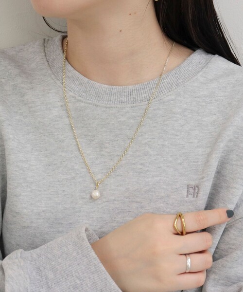 fredy emue（フレディエミュ）の「パールチャームY字ネックレス（ネックレス・レディース・シルバー/ゴールド・FREE）」の2枚目の写真