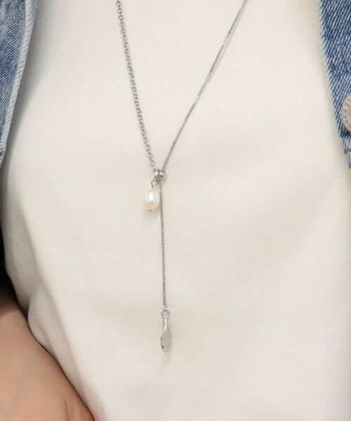 fredy emue（フレディエミュ）の「パールチャームY字ネックレス（ネックレス・レディース・シルバー/ゴールド・FREE）」の4枚目の写真