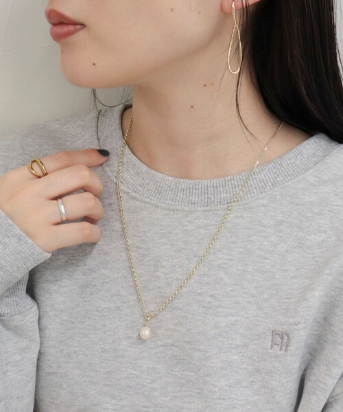 fredy emue（フレディエミュ）の「パールチャームY字ネックレス（ネックレス・レディース・シルバー/ゴールド・FREE）」の5枚目の写真