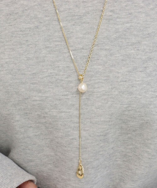 fredy emue（フレディエミュ）の「パールチャームY字ネックレス（ネックレス・レディース・シルバー/ゴールド・FREE）」の7枚目の写真