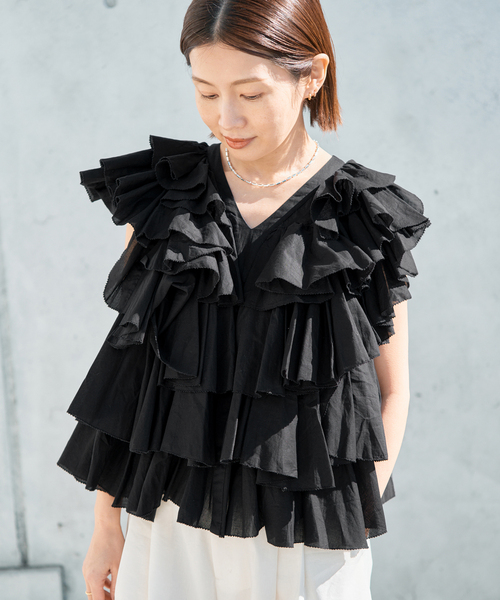 IENA（イエナ）の「AAYUSHI/アユーシ レイヤードラッフルブラウス SFN0715（シャツ/ブラウス・レディース・ピンク/ブラック・FREE）」の5枚目の写真