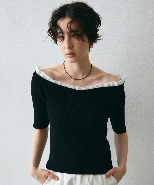 Trish(トリッシュ)の「フリル付きオフショルプルオーバー(Tシャツ/カットソー・レディース・ブラック/グレー・MEDIUM)」の4枚目の写真