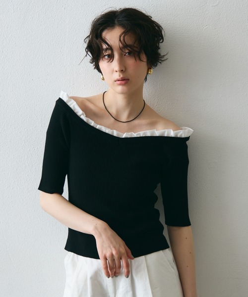 Trish(トリッシュ)の「フリル付きオフショルプルオーバー(Tシャツ/カットソー・レディース・ブラック/グレー・MEDIUM)」の6枚目の写真