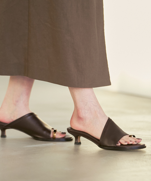 LE VERNIS(ル・ベルニ)の「《追加・パーツ別注》LE VERNIS/ルベル二 Toe ring sandals(サンダル・レディース・ブラック/ブラウン/ホワイト×ホワイト・23.5cm/24.5cm/24cm/23cm)」の3枚目の写真