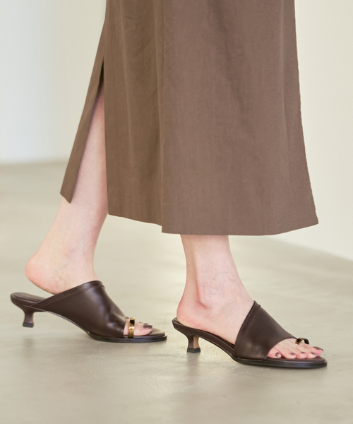 LE VERNIS（ル・ベルニ）の「《追加・パーツ別注》LE VERNIS/ルベル二 Toe ring sandals（サンダル・レディース・ブラック/ブラウン/ホワイト×ホワイト・23.5cm/24.5cm/24cm/23cm）」の19枚目の写真
