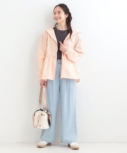 SHOO・LA・RUE(シューラルー)の「【ひんやり/S-LL/体型カバー】ペプラムフリルとゴールドパーツが女性らしい UVパーカ(ブルゾン・レディース・ピンク/ホワイト/ブラック・01/02/03/04)」の4枚目の写真