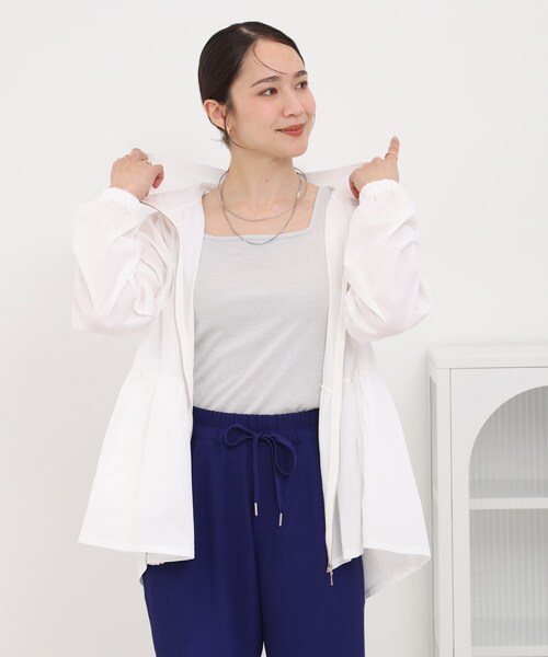 SHOO・LA・RUE(シューラルー)の「【ひんやり/S-LL/体型カバー】ペプラムフリルとゴールドパーツが女性らしい UVパーカ(ブルゾン・レディース・ピンク/ホワイト/ブラック・01/02/03/04)」の6枚目の写真