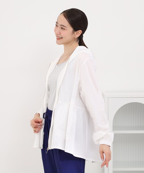 SHOO・LA・RUE(シューラルー)の「【ひんやり/S-LL/体型カバー】ペプラムフリルとゴールドパーツが女性らしい UVパーカ(ブルゾン・レディース・ピンク/ホワイト/ブラック・01/02/03/04)」の7枚目の写真