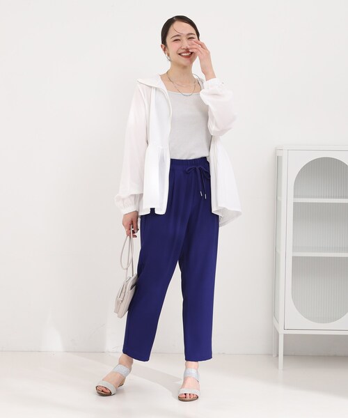 SHOO・LA・RUE(シューラルー)の「【ひんやり/S-LL/体型カバー】ペプラムフリルとゴールドパーツが女性らしい UVパーカ(ブルゾン・レディース・ピンク/ホワイト/ブラック・01/02/03/04)」の8枚目の写真