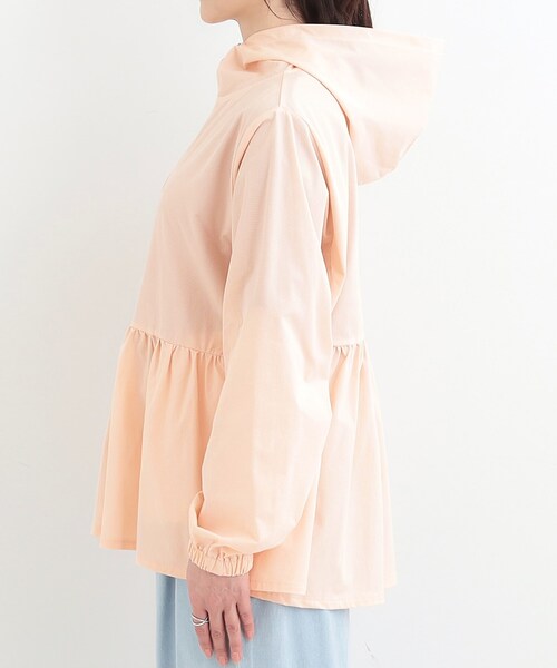 SHOO・LA・RUE(シューラルー)の「【ひんやり/S-LL/体型カバー】ペプラムフリルとゴールドパーツが女性らしい UVパーカ(ブルゾン・レディース・ピンク/ホワイト/ブラック・01/02/03/04)」の11枚目の写真
