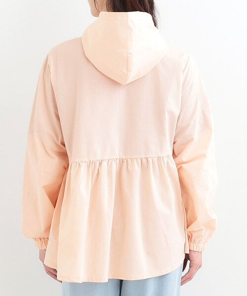 SHOO・LA・RUE(シューラルー)の「【ひんやり/S-LL/体型カバー】ペプラムフリルとゴールドパーツが女性らしい UVパーカ(ブルゾン・レディース・ピンク/ホワイト/ブラック・01/02/03/04)」の12枚目の写真
