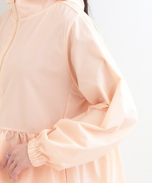 SHOO・LA・RUE(シューラルー)の「【ひんやり/S-LL/体型カバー】ペプラムフリルとゴールドパーツが女性らしい UVパーカ(ブルゾン・レディース・ピンク/ホワイト/ブラック・01/02/03/04)」の15枚目の写真