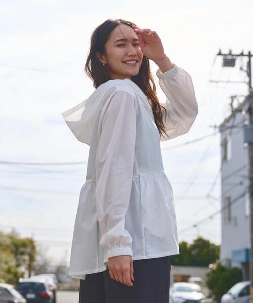 SHOO・LA・RUE(シューラルー)の「【ひんやり/S-LL/体型カバー】ペプラムフリルとゴールドパーツが女性らしい UVパーカ(ブルゾン・レディース・ピンク/ホワイト/ブラック・01/02/03/04)」の22枚目の写真