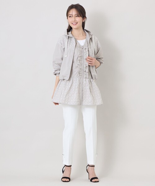 TO BE CHIC(トゥー ビー シック)の「エンブロイダリーフーデッド ブルゾン(ブルゾン・レディース・ブラック/ベージュ・40)」の5枚目の写真