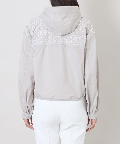 TO BE CHIC(トゥー ビー シック)の「エンブロイダリーフーデッド ブルゾン(ブルゾン・レディース・ブラック/ベージュ・40)」の9枚目の写真