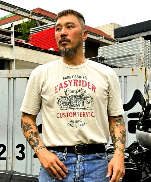 FAKE CAMPER（フェイクキャンパー）の「ピグメントモトグラフィック 半袖Tシャツ [ベージュ]（Tシャツ/カットソー・メンズ・ベージュ・LARGE/X-LARGE/XX-LARGE/MEDIUM）」の3枚目の写真