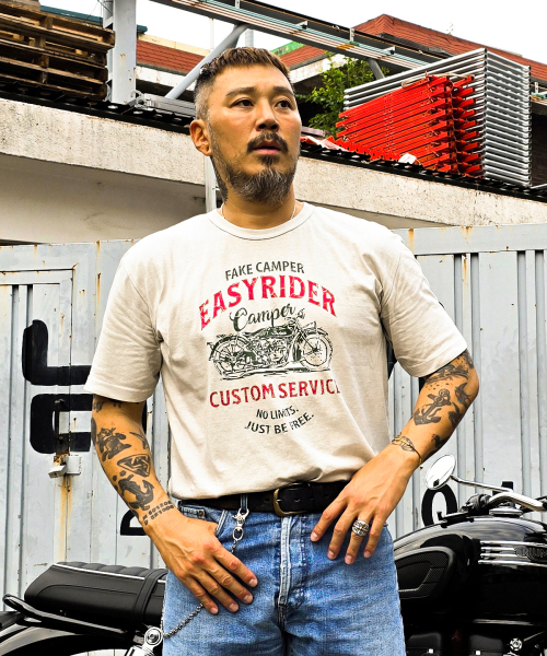 FAKE CAMPER（フェイクキャンパー）の「ピグメントモトグラフィック 半袖Tシャツ [ベージュ]（Tシャツ/カットソー・メンズ・ベージュ・LARGE/X-LARGE/XX-LARGE/MEDIUM）」の2枚目の写真