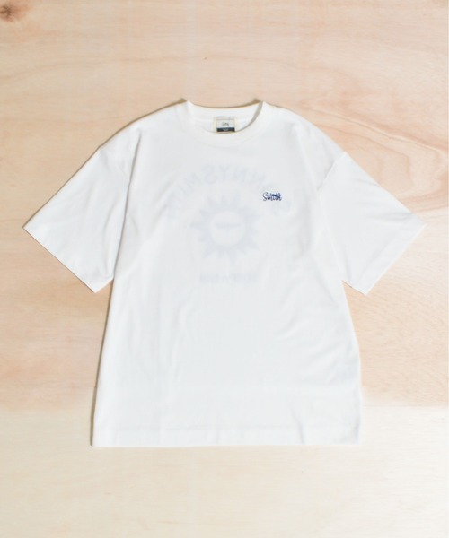 Sunny Smith(サニースミス)の「【SUNNY SMITH】キャラクターアーチロゴ両面刺繍Tシャツ(Tシャツ/カットソー・メンズ・ホワイト/スミクロ/アッシュグレー・MEDIUM/LARGE)」の4枚目の写真