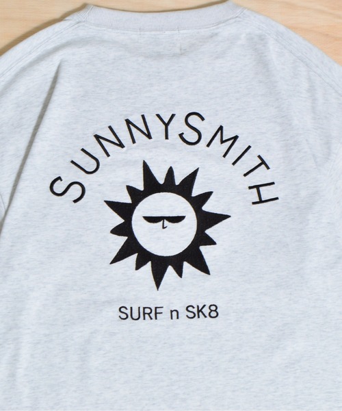 Sunny Smith(サニースミス)の「【SUNNY SMITH】キャラクターアーチロゴ両面刺繍Tシャツ(Tシャツ/カットソー・メンズ・ホワイト/スミクロ/アッシュグレー・MEDIUM/LARGE)」の9枚目の写真