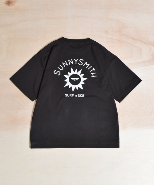Sunny Smith(サニースミス)の「【SUNNY SMITH】キャラクターアーチロゴ両面刺繍Tシャツ(Tシャツ/カットソー・メンズ・ホワイト/スミクロ/アッシュグレー・MEDIUM/LARGE)」の11枚目の写真
