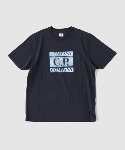C.P. COMPANY（シーピーカンパニー）の「C.P.Company / シーピーカンパニー 30/1 JERSEY SHORT SLV LOGO TS（Tシャツ/カットソー・メンズ・アイボリー/ネイビー・LARGE/MEDIUM）」の2枚目の写真