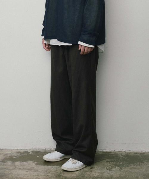 WMC(ダブリューエムシー)の「イージーバンディングストライプスラックス_CHARCOAL GREY(スラックス・メンズ・チャコールグレー・34/30(M)/32(L))」の1枚目の写真