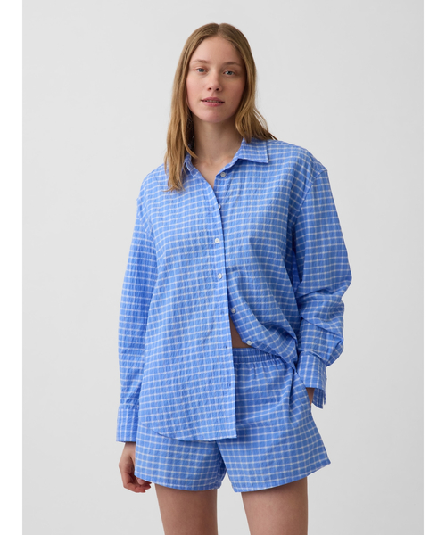 GAP(ギャップ)の「シアサッカー プレイド オーバーサイズシャツ(シャツ/ブラウス・レディース・ライトブルー/レッド系その他・XS/S/M/XXS/L)」の1枚目の写真
