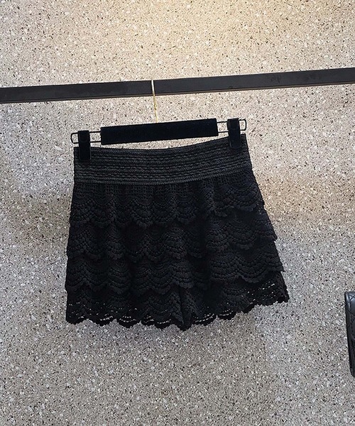 MAISON DE THERESE(メゾン ド テレーズ)の「かぎ針編み柄 ティアードフリル レースショートパンツ(その他パンツ・レディース・Black/White/アイボリー・FREE)」の8枚目の写真